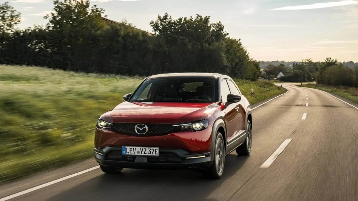 Mazda MX-30 R-EV SUV Hybrid rechargeable display 3/4 before schedule Signature Dynamic Style